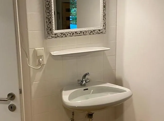 Simple & Functional Basement Stay With Private Bath * Scharnitz