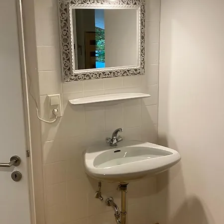 Simple & Functional Basement Stay With Private Bath * שארניץ